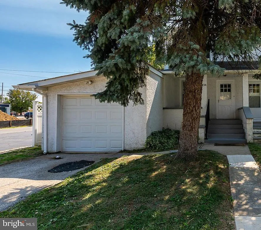 3 bed, 1.5 bath, 1276 sqft, $2,350 — Photo 1