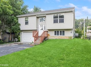 411 Glenwood Ave, McHenry, IL 60051