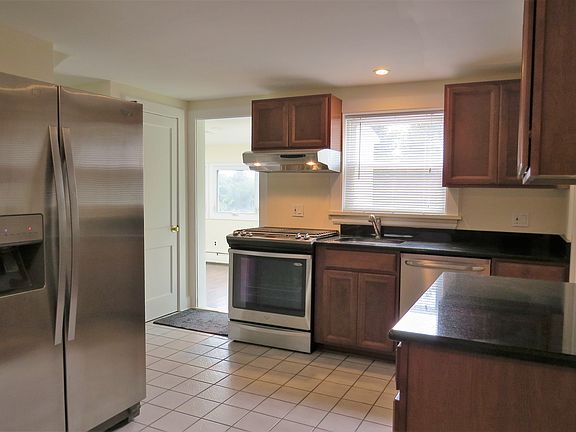 3rd image of 13 Hillcrest Pl