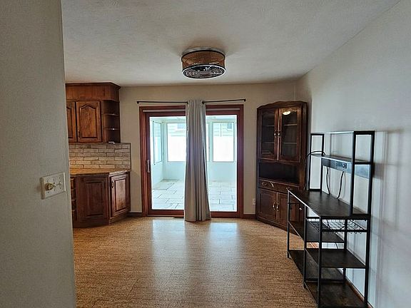 4th image of 28 Phillips Dr