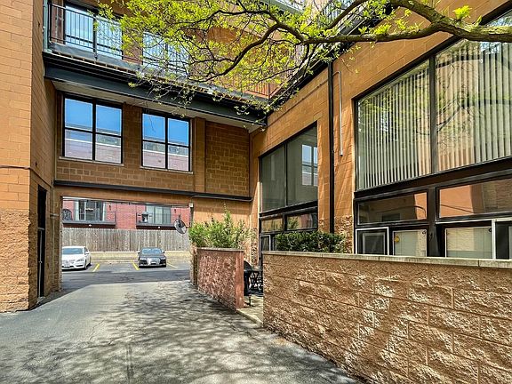 2nd image of 1730 W Wrightwood Ave #115