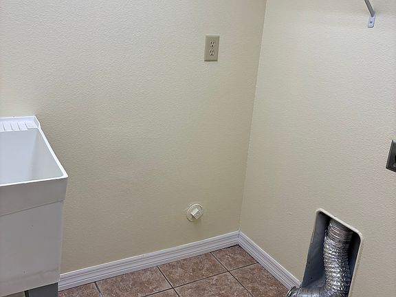 Downstairs Laundry Room w/Utility Tub