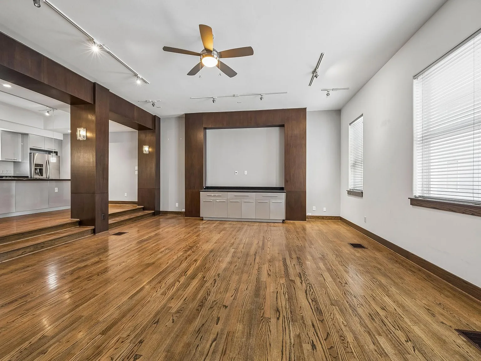 3 bed, 2.5 bath, 2923 sqft, $3,300 — Photo 2