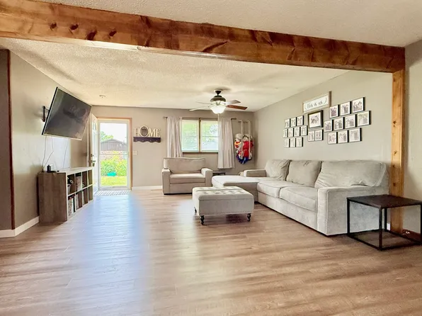 1217 W 14th Street Ct, Chanute, KS 66720