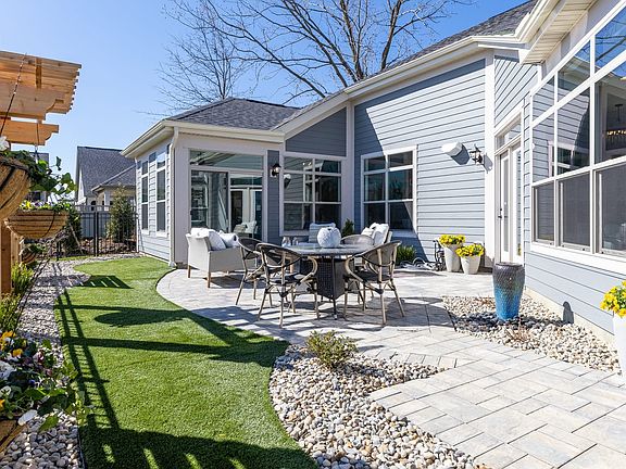 Epcon Promenade III Exterior Courtyard