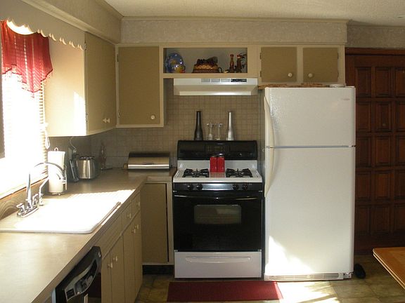 Lower Unit Kitchen Picture 1 - newer appliances included