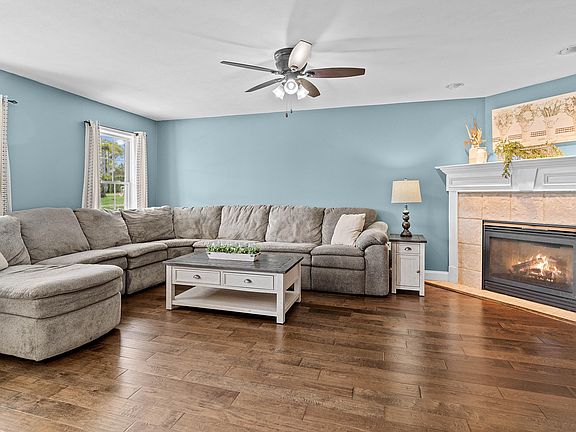 5th image of 1038 Oriole Cir N