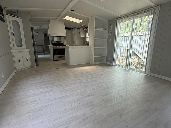 3rd image of 206 Hemlock Way #B