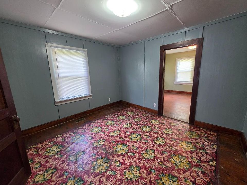 13th image of 236 Clyde St