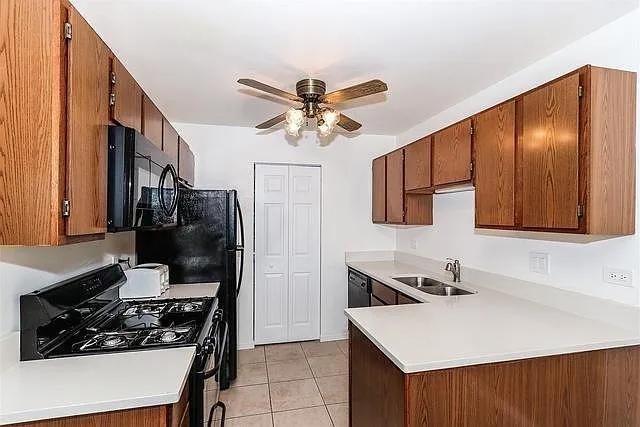 322 Newport Ln — Photo 6