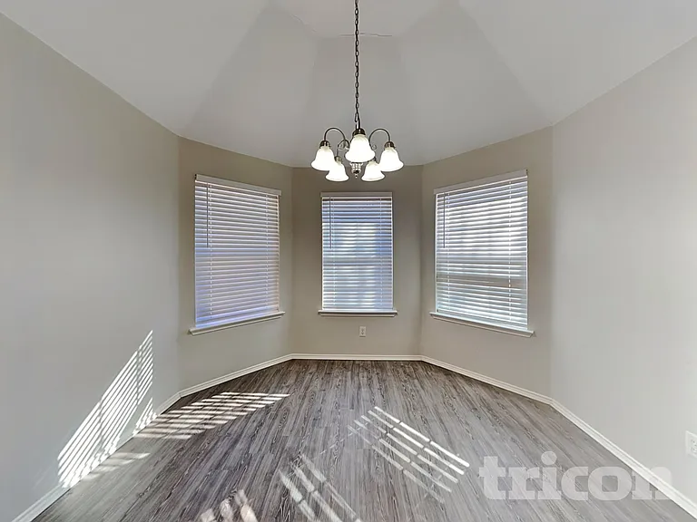 1615 Hillside Dr — Photo 5