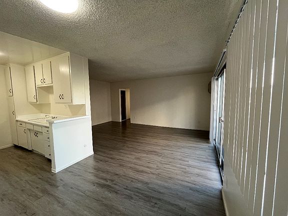 3rd image of 915 N Wilton Pl