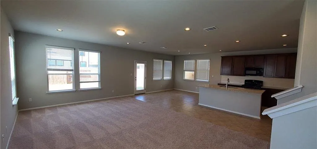 4 bed, 2.5 bath, 2312 sqft, $2,150 — Photo 3