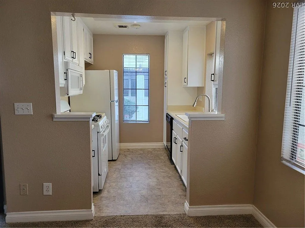 2 bed, 2.0 bath, 884 sqft, $1,300 — Photo 3
