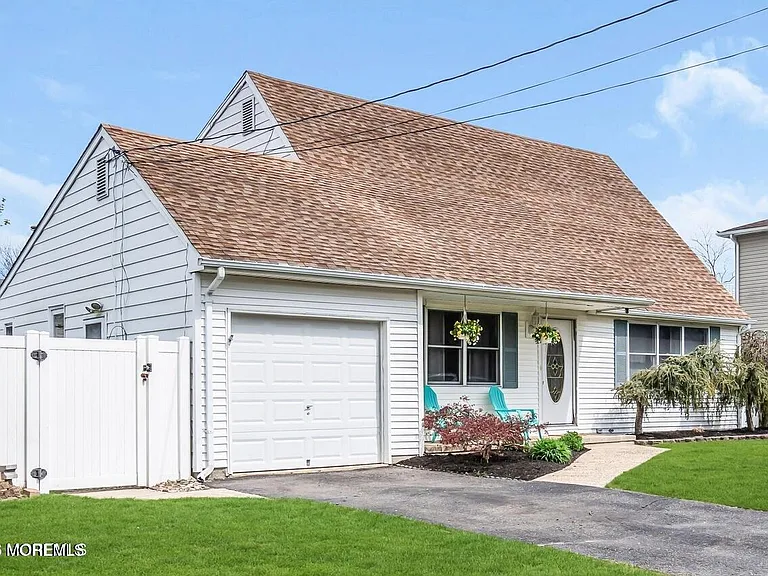 305 Hudson Dr — Photo 3