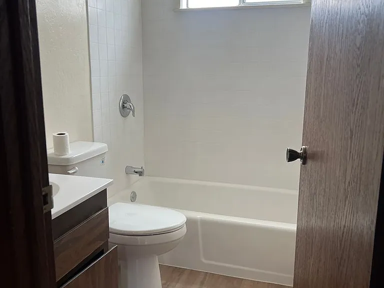 233 W 15th St — Photo 11