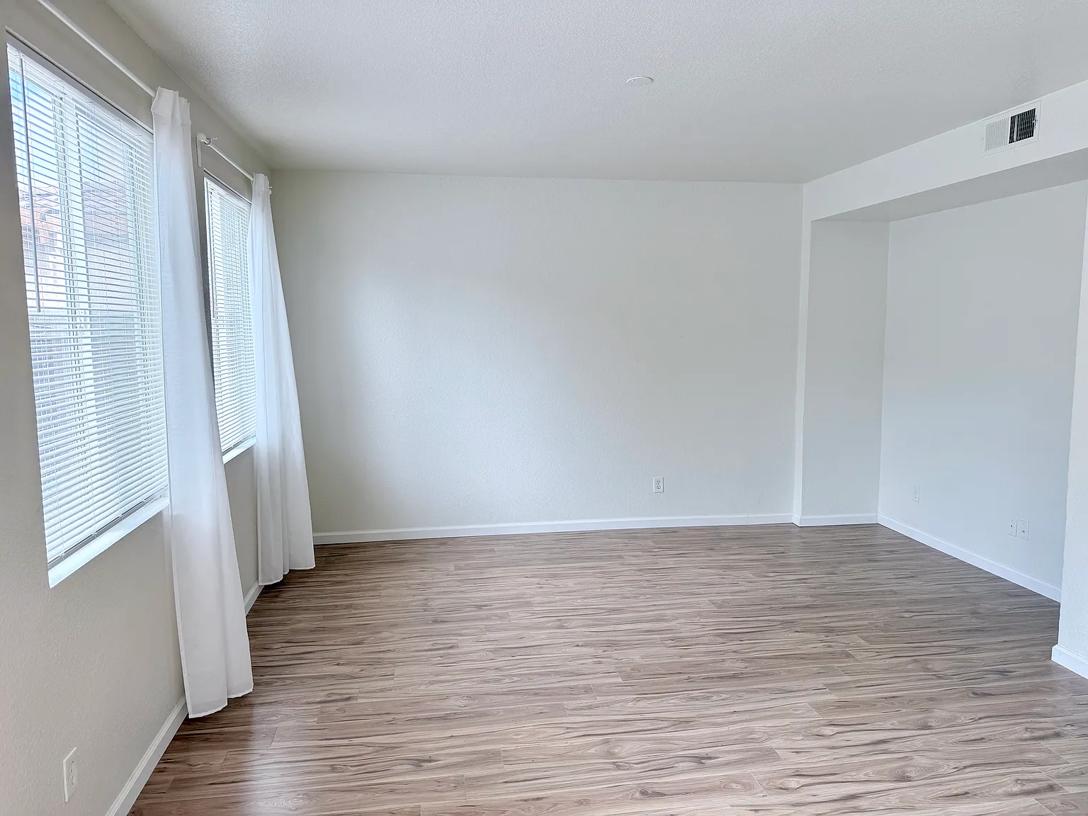 4 bed, 2161 sqft, $3,095 — Photo 4
