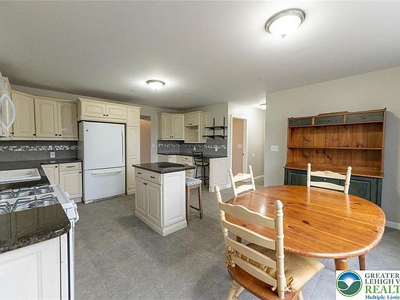 3rd image of 3941 Freemansburg Ave