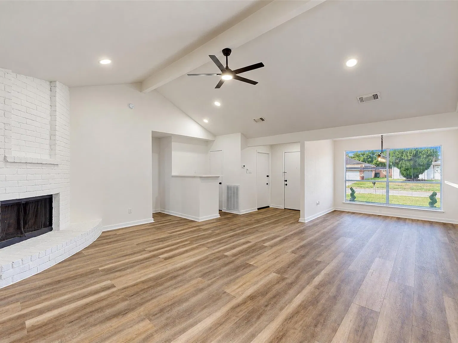 3 bed, 2.0 bath, 1377 sqft, $1,950 — Photo 4