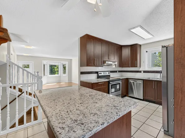 10332 21st Ave NW, Edmonton, AB T6J 6B6