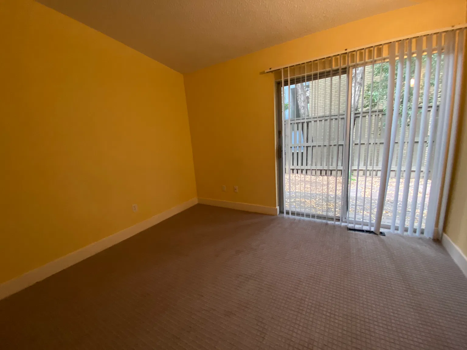 3 bed, 895 sqft, $4,700 — Photo 4