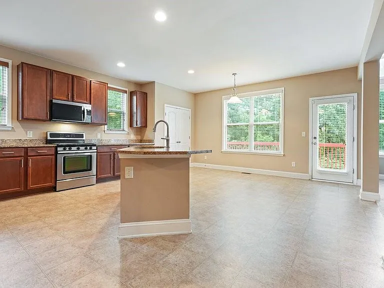 1010 Chelsey Way — Photo 12