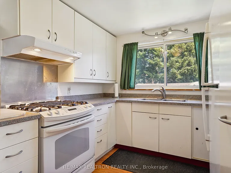 2585 Lake Shore Blvd W — Photo 18