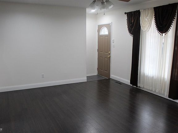 3rd image of 32411 Hawthorne Dr