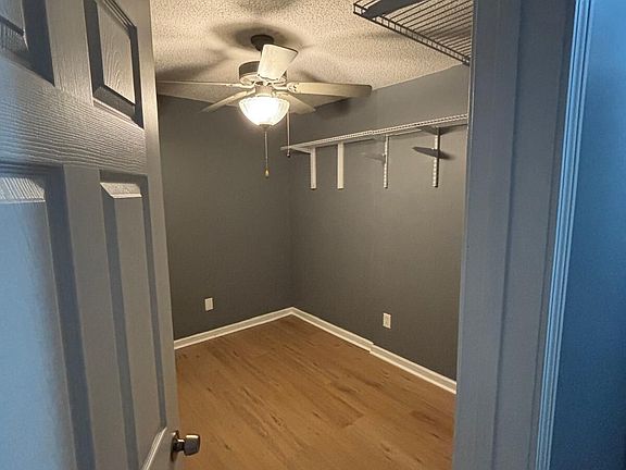 3rd image of 7690 Creekside Ln
