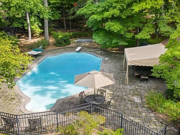 5th image of 963 Huron Rd