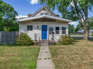 19485 Eastwood Dr, Harper Woods, MI 48225