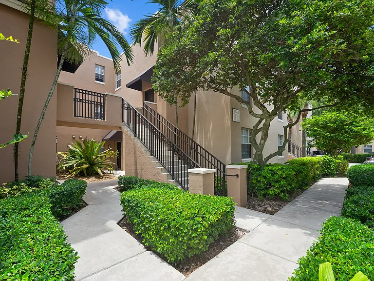 St. Tropez Apartments — Photo 24