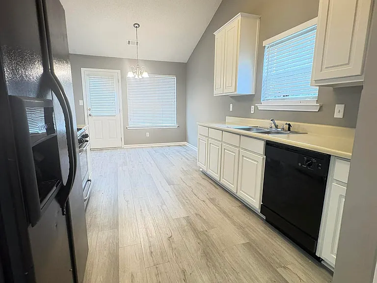 4902 Larkspur Ln — Photo 5