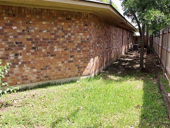 5th image of 8700 Greenleaf Dr