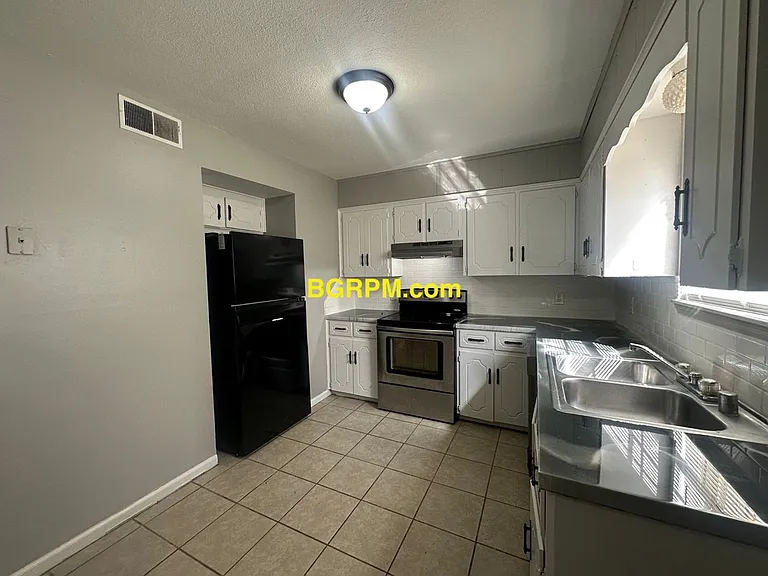 1099 W Elm St — Photo 6