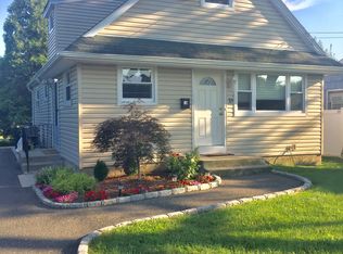 18 Norwich St, Huntington Station, NY 11746