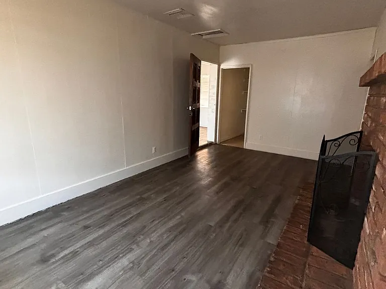 1431 W 7th Pl — Photo 4