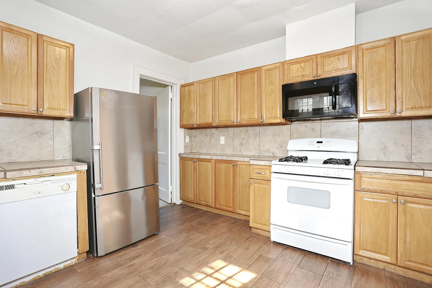 3 bed, 1200 sqft, $3,200 — Photo 2