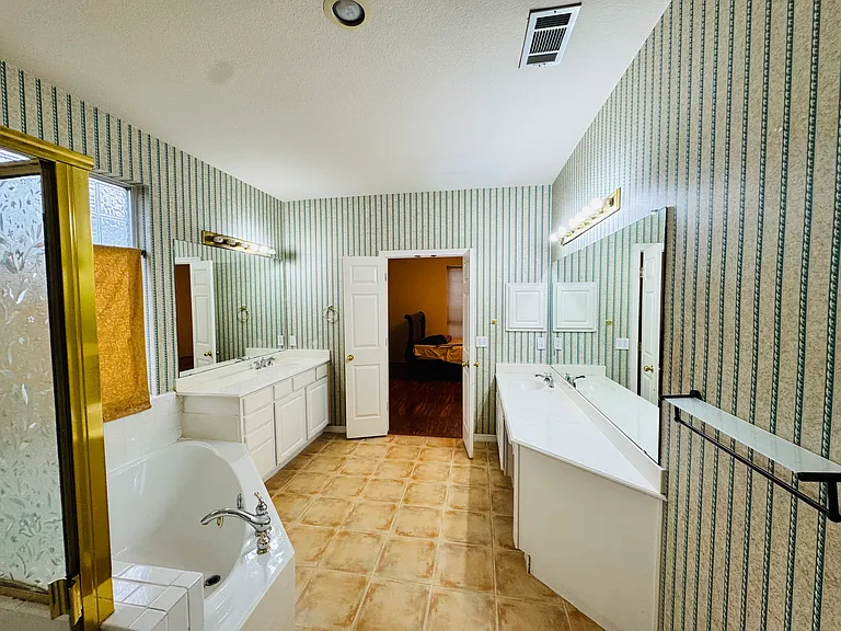 2762 Hillview Dr — Photo 14