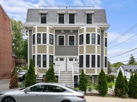 9 Cedar St, Roxbury, MA