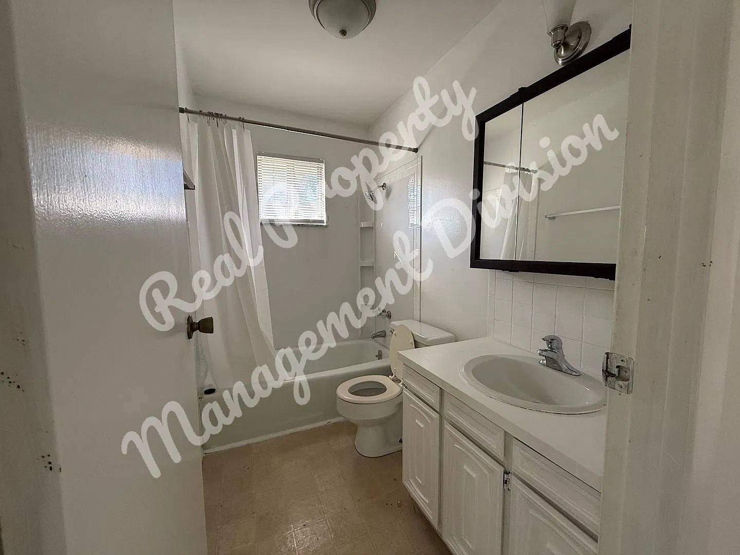 2 Bed / 1 Bath on Walnut Street Water, Trash & Landscaping Included — Photo 4