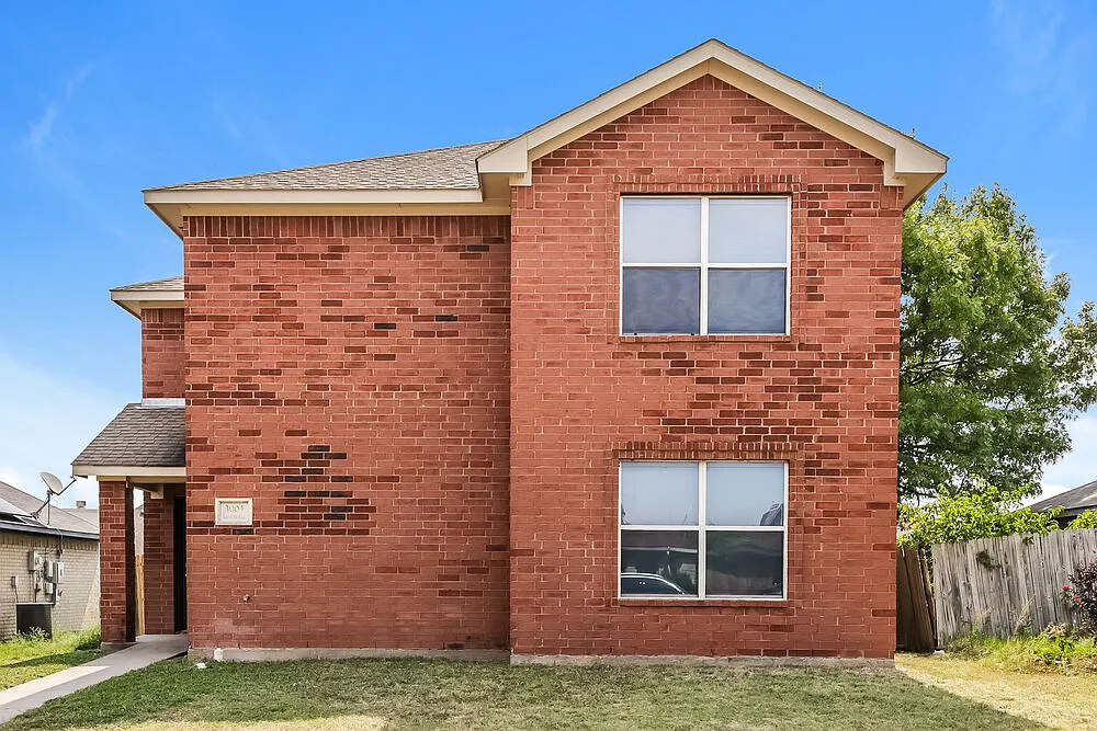 5 bed, 2.5 bath, 2270 sqft, $2,330 — Photo 1