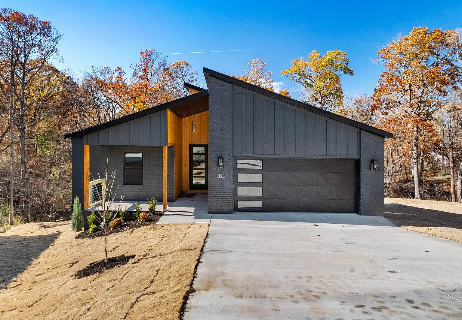 New construction, modern style home, close to NWA bike trails and walmart home office. — Photo 1