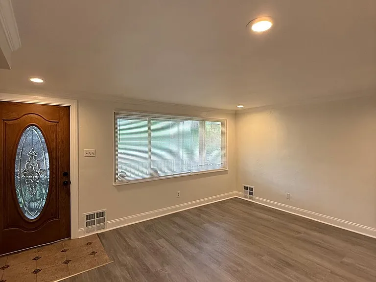 807 Londonderry Dr — Photo 9
