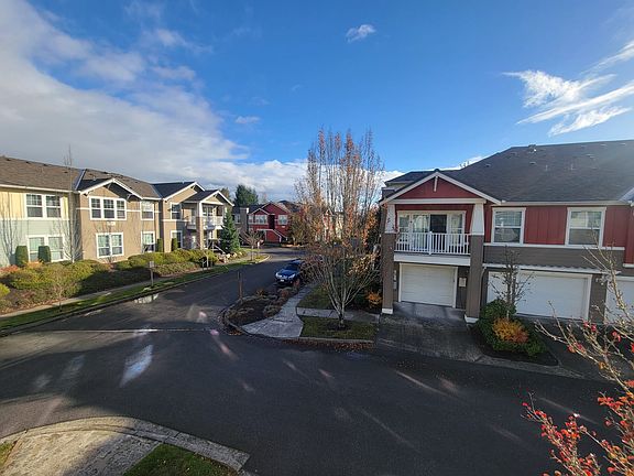 3rd image of 22609 NE Alder Crest Dr Unit 203