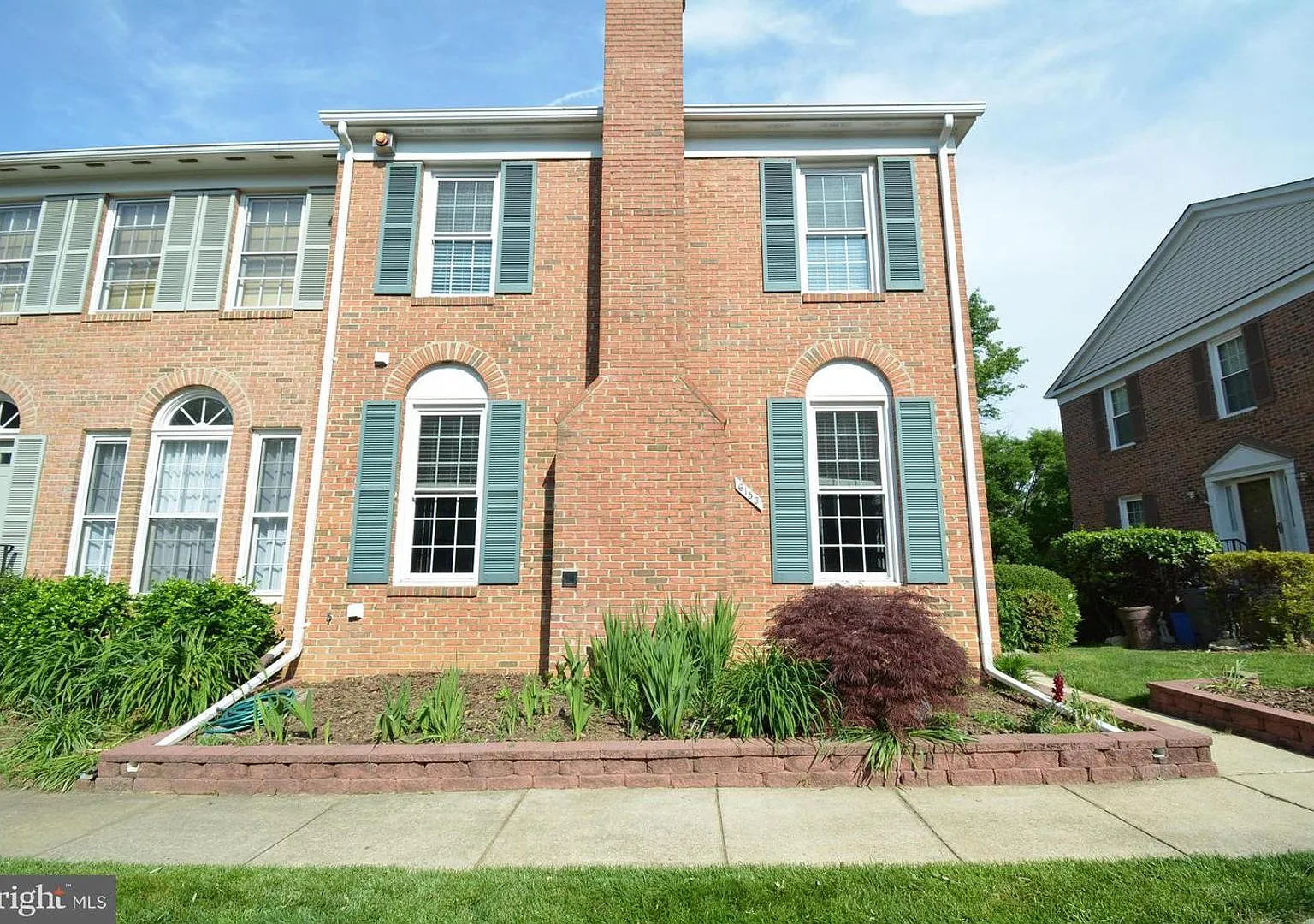 Beautiful 3-Level Townhome in Kingstowne 3.5 Baths, Landscaping Included — Photo 2