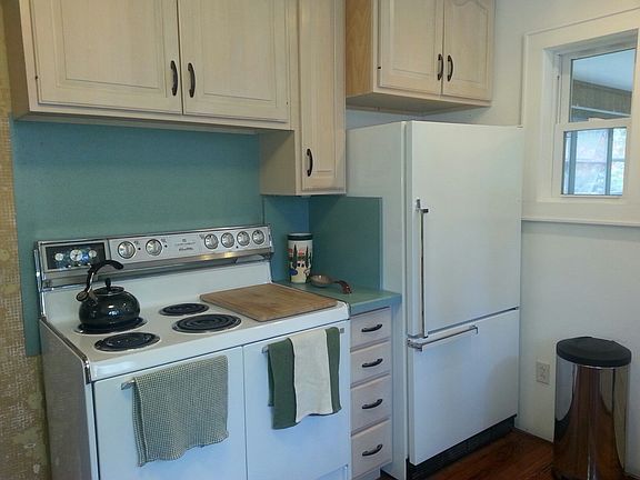 4th image of 51 E Nauraushaun Ave