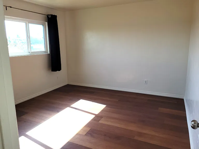 2nd photo Bedroom