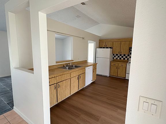 3rd image of 28 Oak Run