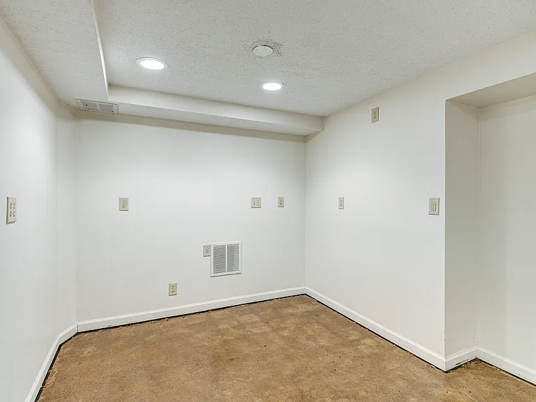 1052 N Layman Ave — Photo 26
